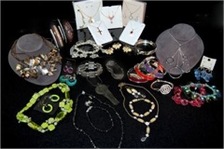 $2500 Retail Wholesale Jewelry Assortment-- 200 pcs minimum